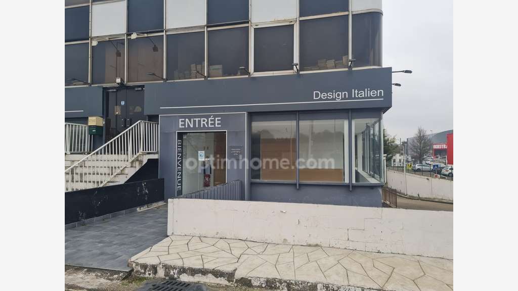 Local 197m² avec bureau et parking ZAC Orgeval N13
