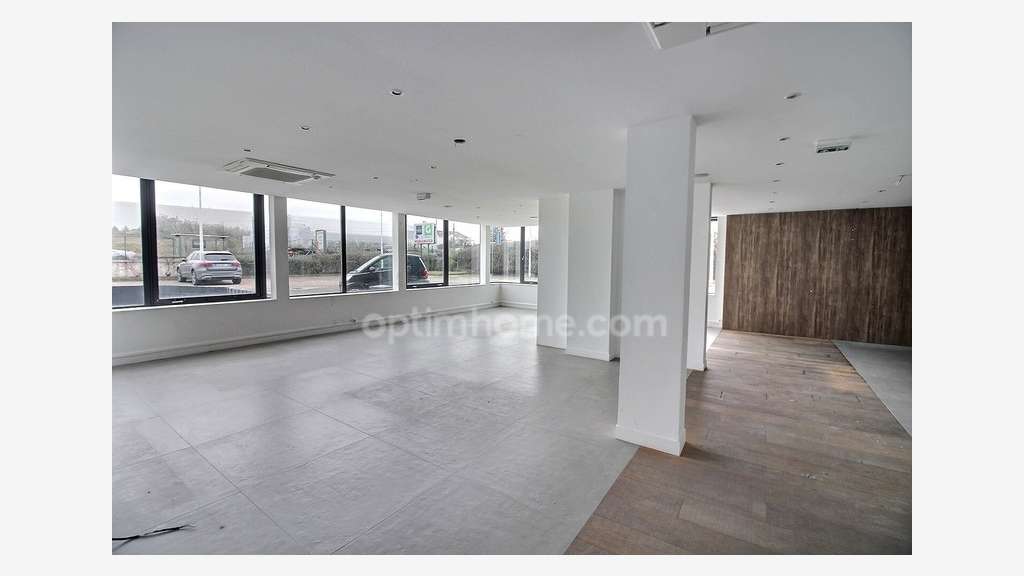 Local 197m² avec bureau et parking ZAC Orgeval N13