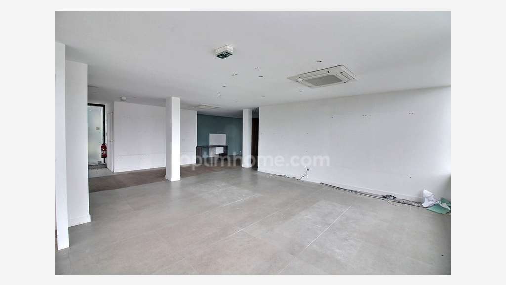 Local 197m² avec bureau et parking ZAC Orgeval N13
