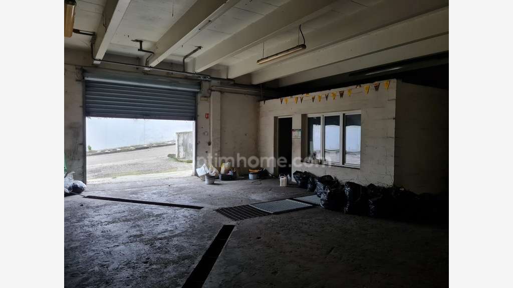 Local 292m² avec bureau et parking ZAC Orgeval N13