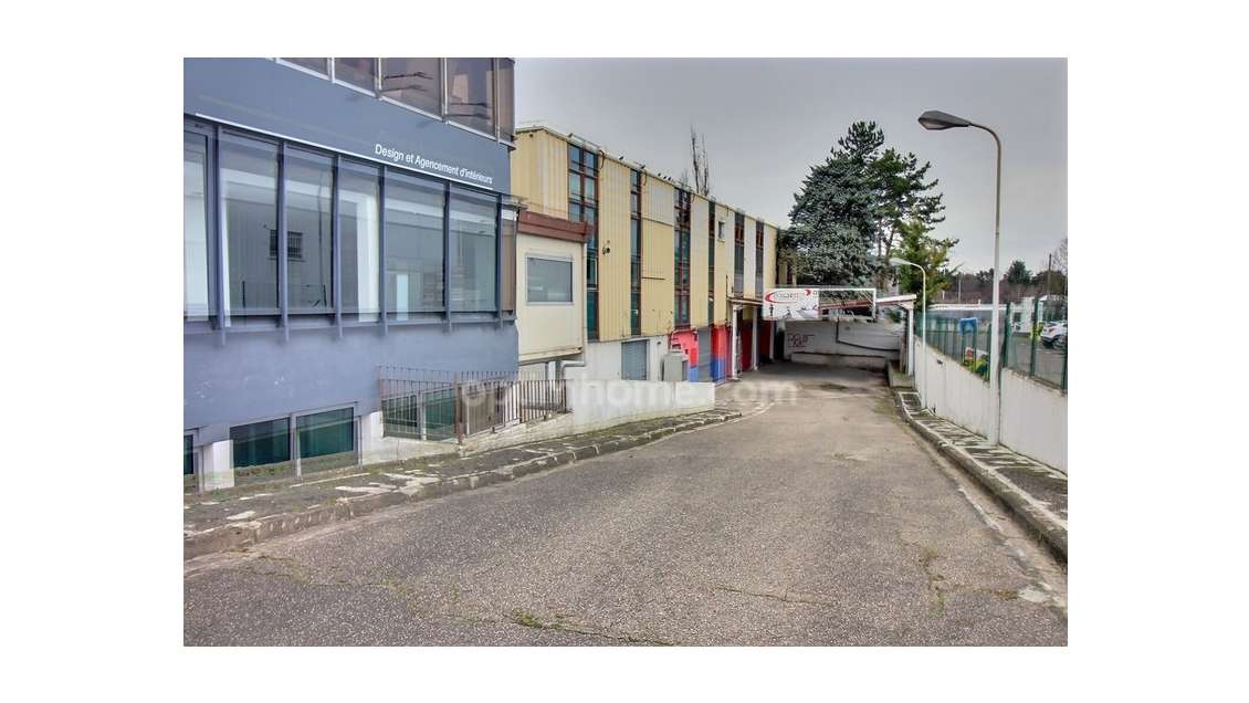 Local 292m² avec bureau et parking ZAC Orgeval N13
