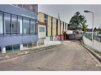 Local 500m² avec parking à louer à Orgeval