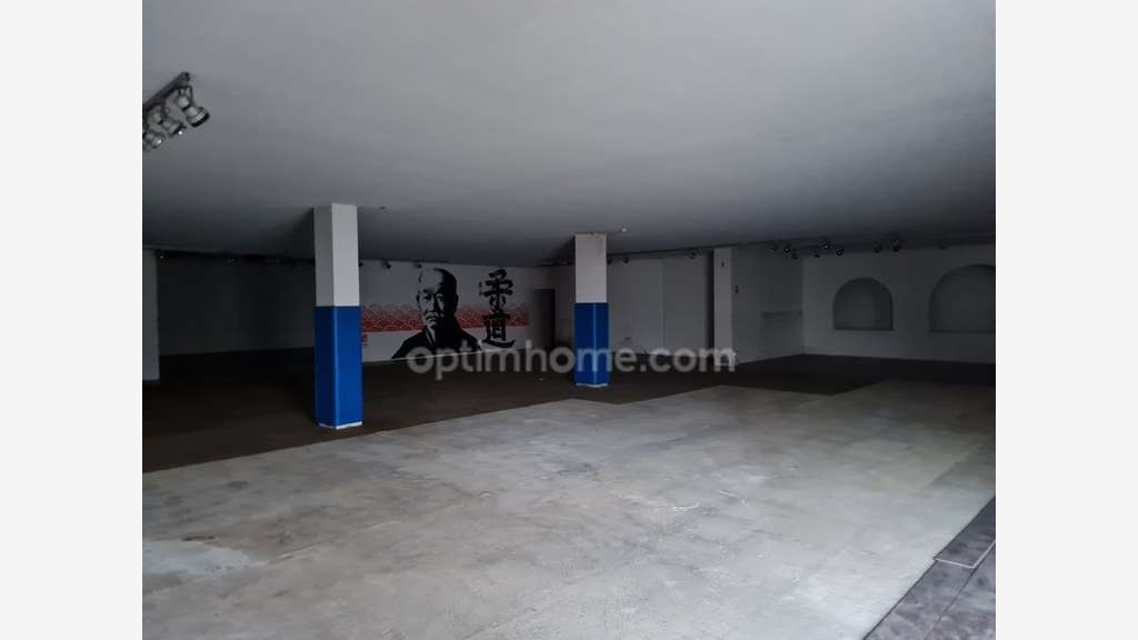 Local 500m² avec parking à louer à Orgeval