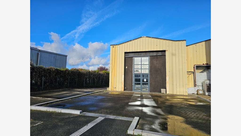 Entrepôt 559m² avec bureau et parkings à Orgeval