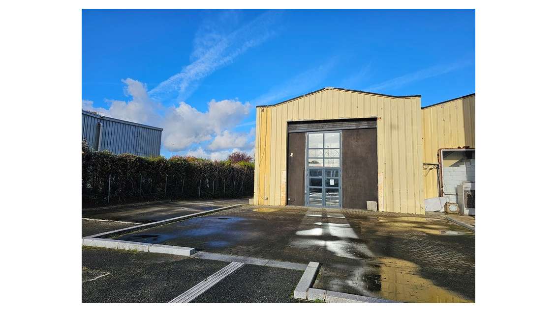 Entrepôt 559m² avec bureau et parkings à Orgeval