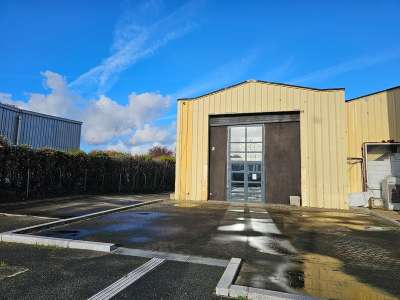 Entrepôt 559m² avec bureau et parkings à Orgeval