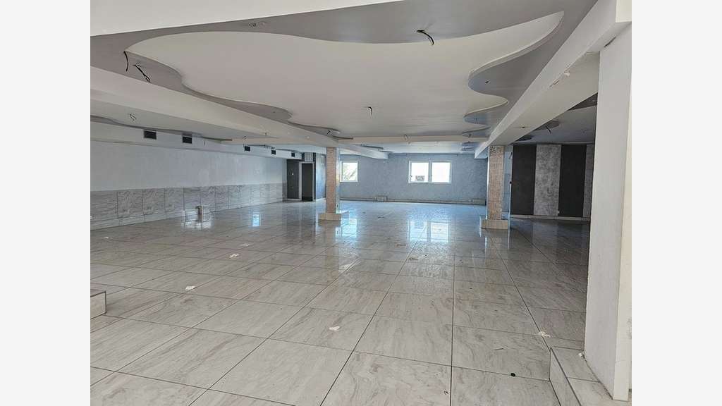 Entrepôt 559m² avec bureau et parkings à Orgeval