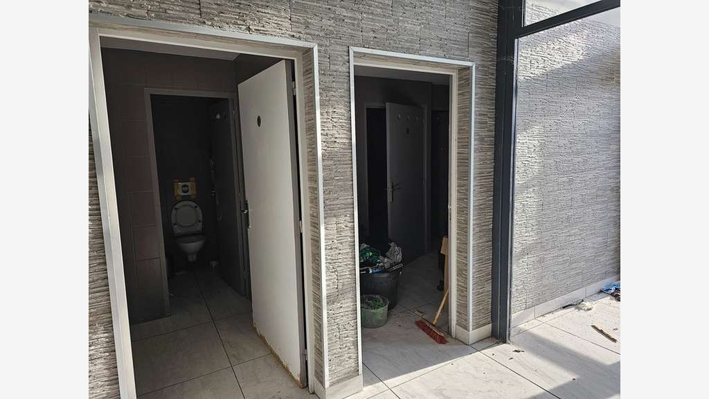 Entrepôt 559m² avec bureau et parkings à Orgeval