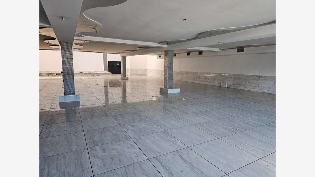 Entrepôt 559m² avec bureau et parkings à Orgeval