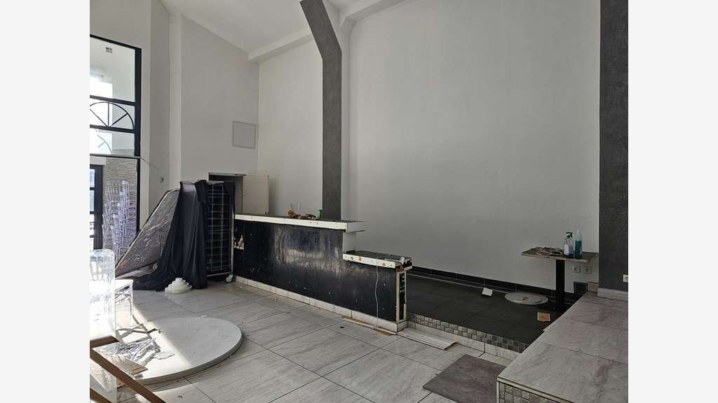 Entrepôt 559m² avec bureau et parkings à Orgeval
