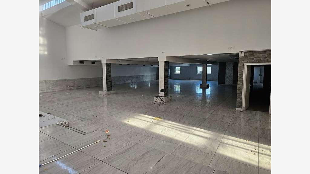 Entrepôt 559m² avec bureau et parkings à Orgeval