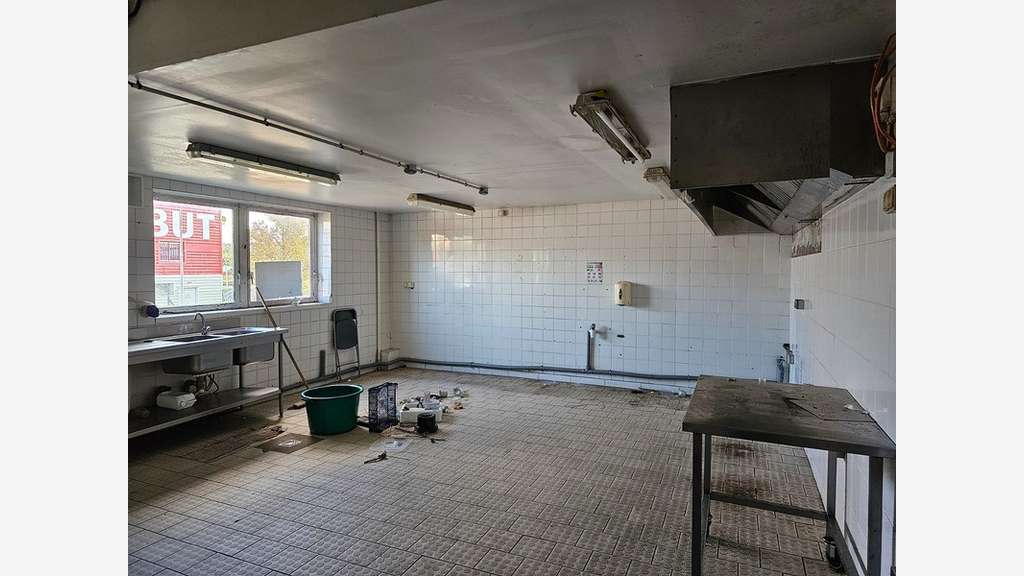 Entrepôt 559m² avec bureau et parkings à Orgeval