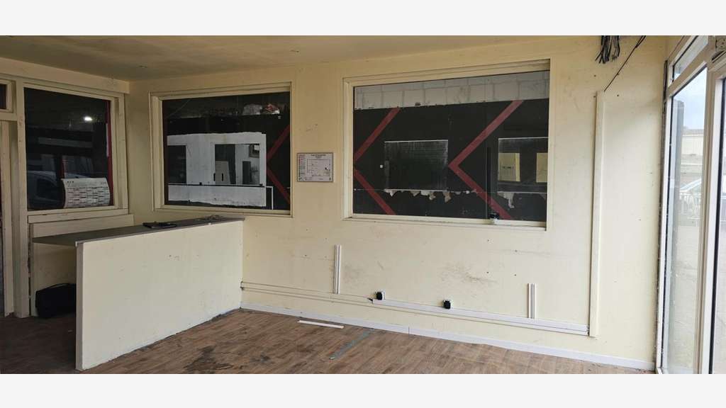 Loue local cial entrepôt bureau 360m² à Orgeval
