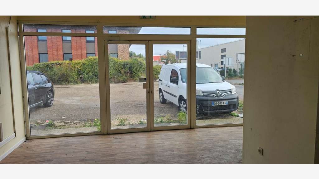 Loue local cial entrepôt bureau 360m² à Orgeval