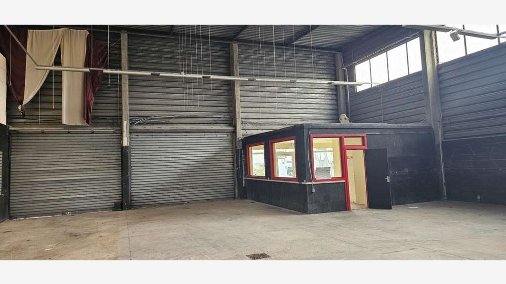 Loue local cial entrepôt bureau 360m² à Orgeval