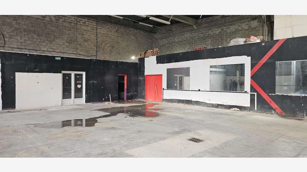 Loue local cial entrepôt bureau 360m² à Orgeval