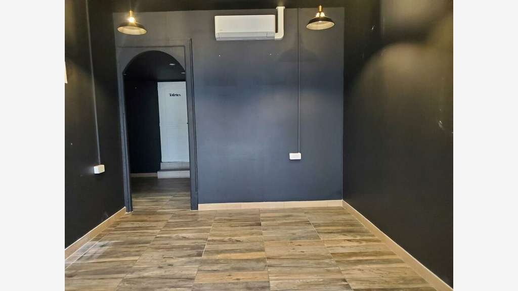 A louer local 67m² Oullins centre et rue passante