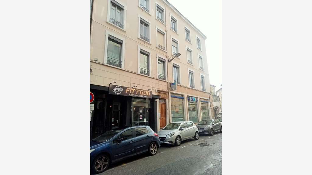 A louer local 67m² Oullins centre et rue passante