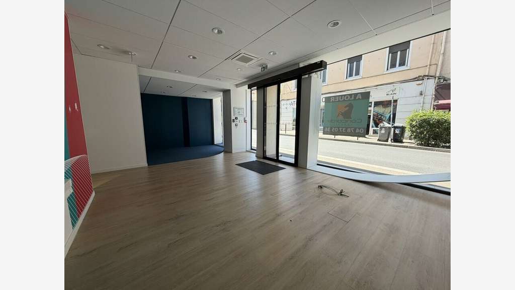 Local commercial 120m² à louer à Oullins centre