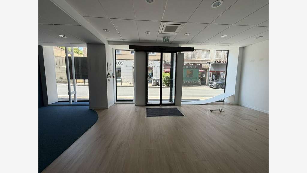 Local commercial 120m² à louer à Oullins centre