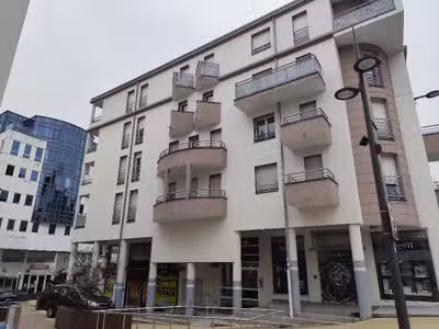 Loue local cial 158m² à forte visibilité Oyonnax