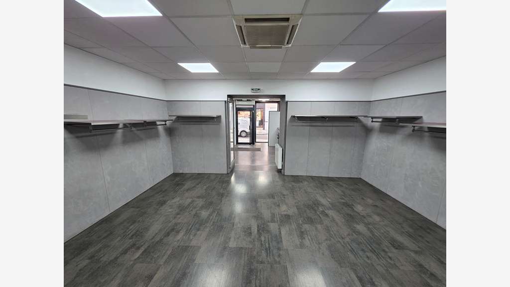 A louer local commercial 77m² à Oyonnax centre