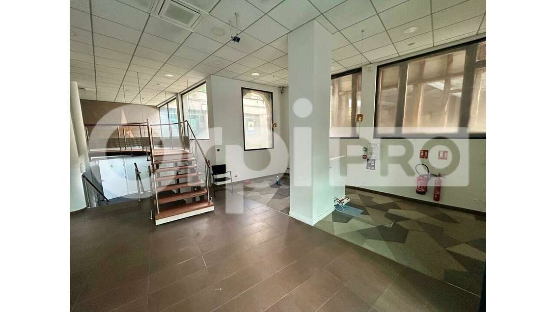 Local commercial 210m² à louer à Palaiseau centre
