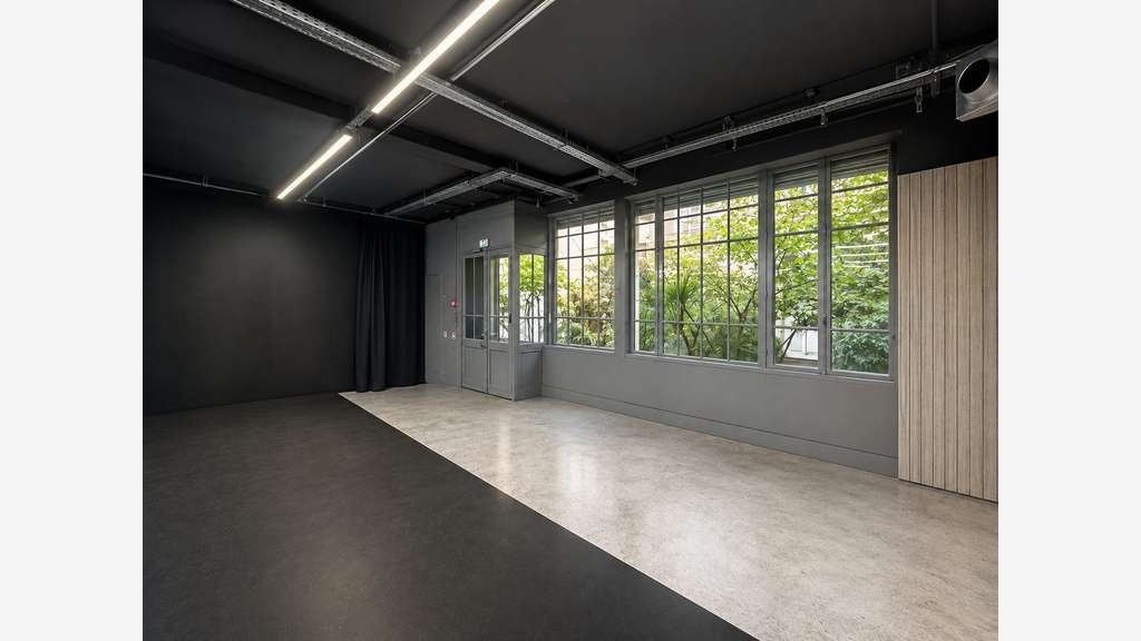 Local atypique sur cour 290m²-75011 Paris-Bastille