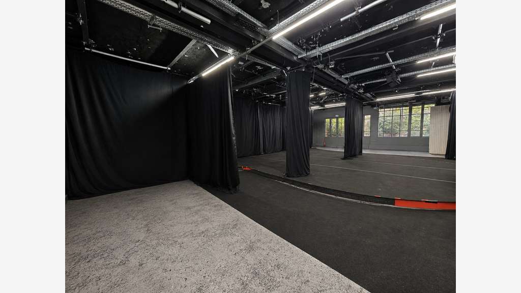 Local atypique sur cour 290m²-75011 Paris-Bastille