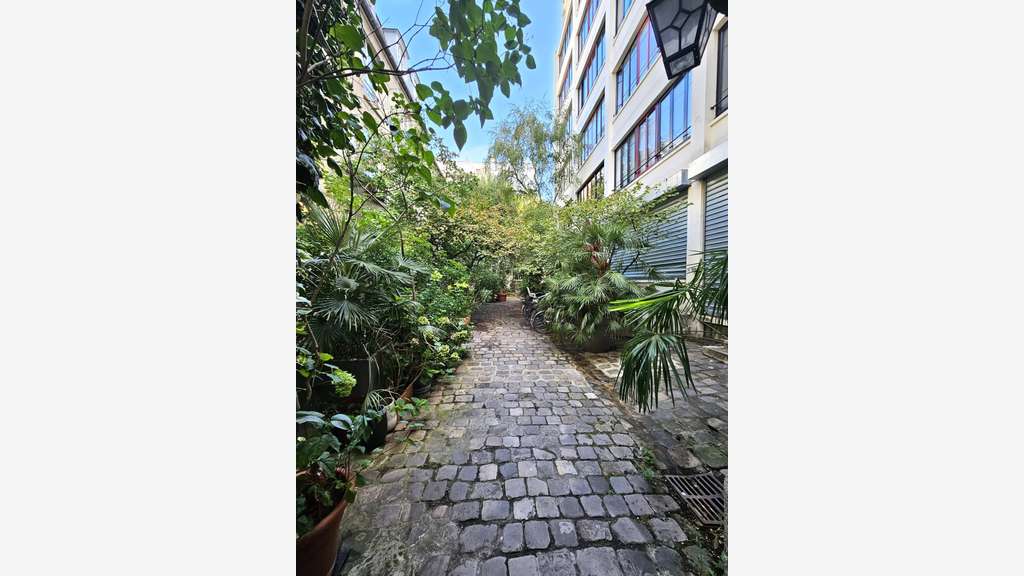 Local atypique sur cour 290m²-75011 Paris-Bastille