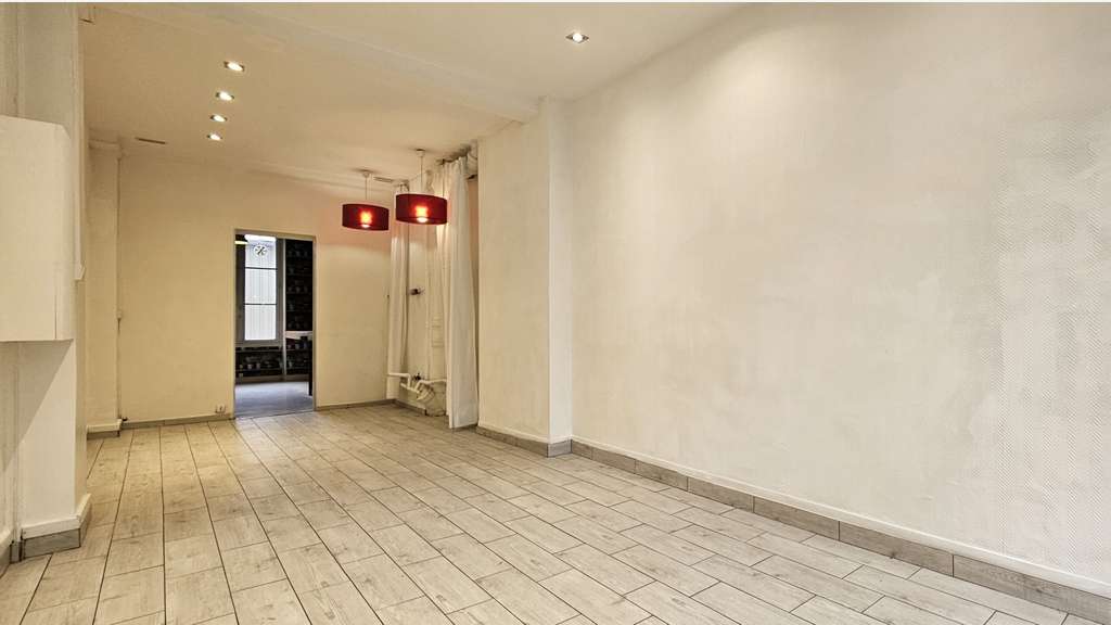 Location pure 35m² restauration possible 75011