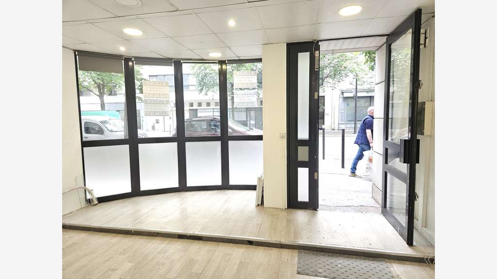 Location boutique 30m² Paris rue Crozatier 75012
