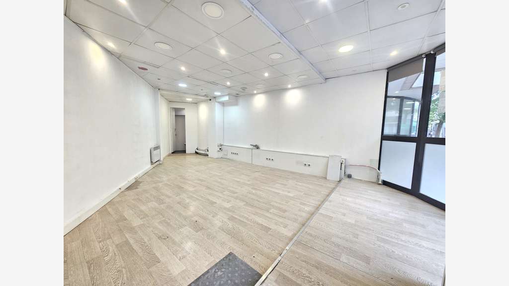 Location boutique 30m² Paris rue Crozatier 75012