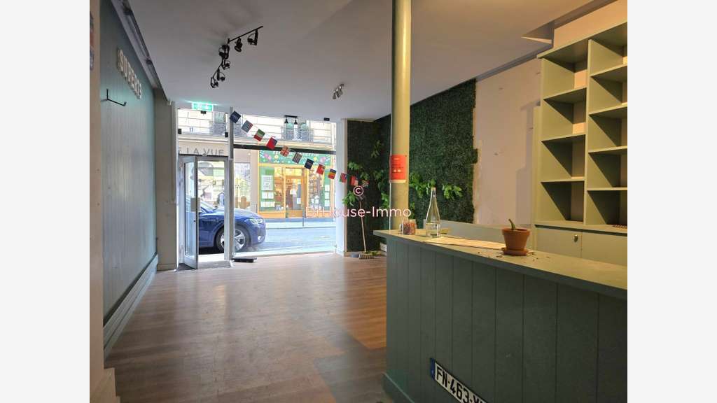 Location boutique 77m² Paris 16e Place Victor Hugo