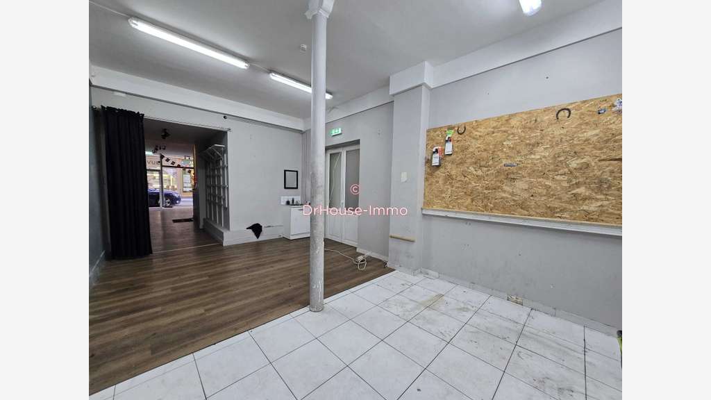 Location boutique 77m² Paris 16e Place Victor Hugo