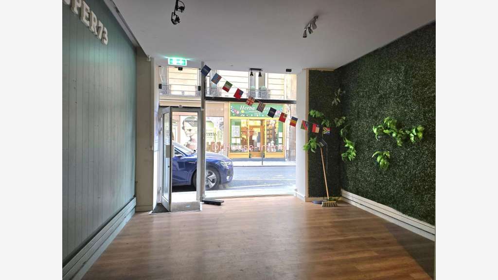 Location boutique 77m² Paris 16e Place Victor Hugo