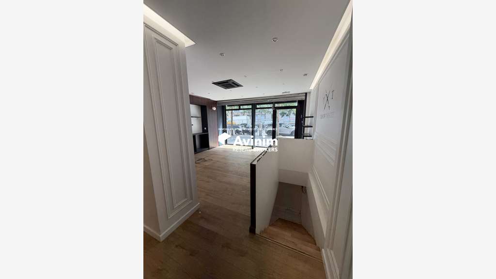A louer local commercial 76m² empl N°1 Paris 17e
