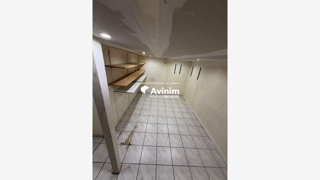 A louer local commercial 76m² empl N°1 Paris 17e