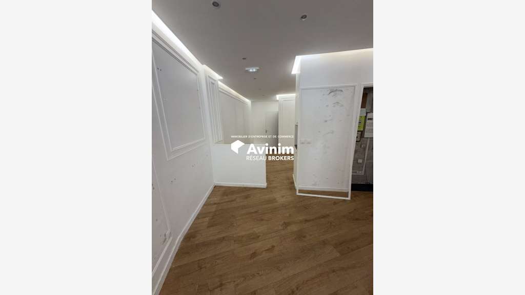 A louer local commercial 76m² empl N°1 Paris 17e
