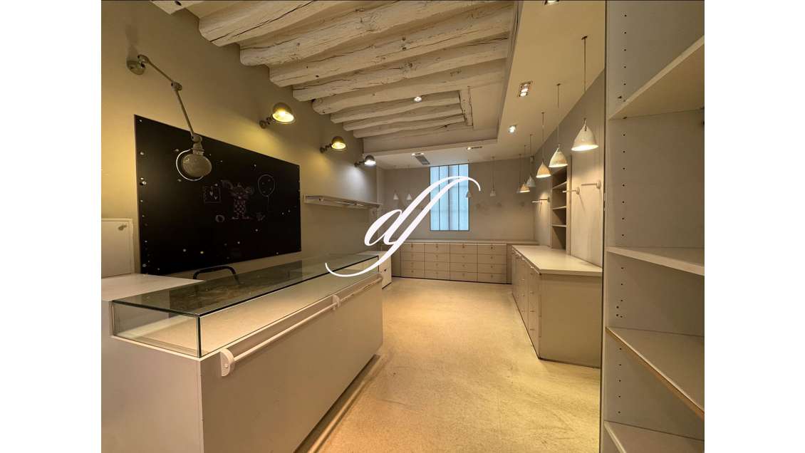 A louer boutique 76m² à Paris 6e