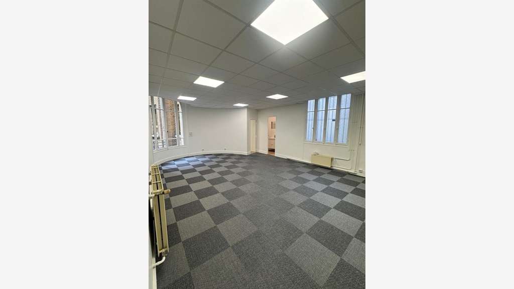 Loue bureaux 123m² au 1er étage à Paris Trocadéro 