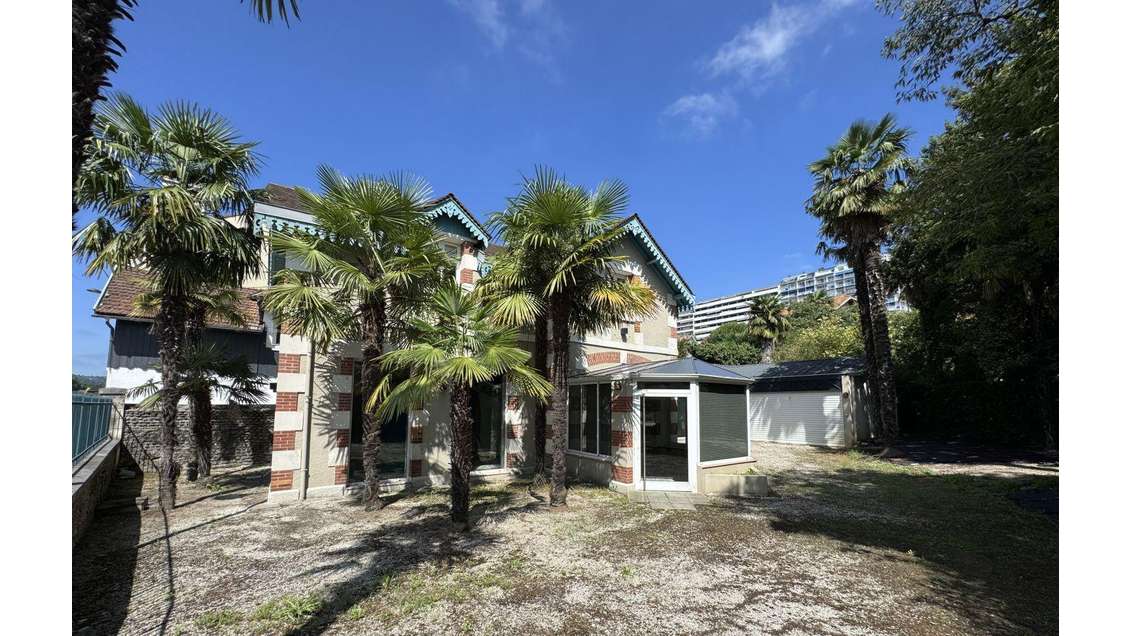 Location local commercial 195m² à Pau