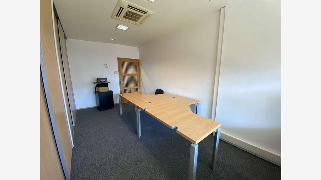 A louer bureau 17.65m² proche accès autoroute Pau