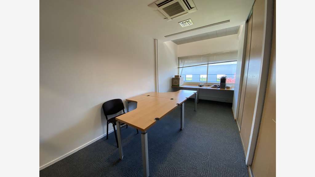 A louer bureau 17.65m² proche accès autoroute Pau