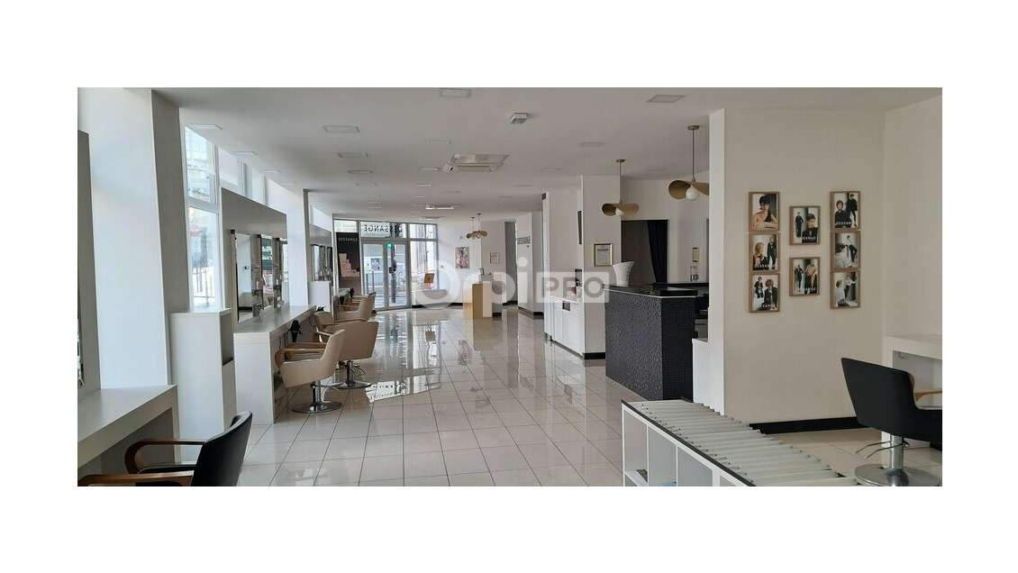 A louer local commercial 310m² en angle à Pau