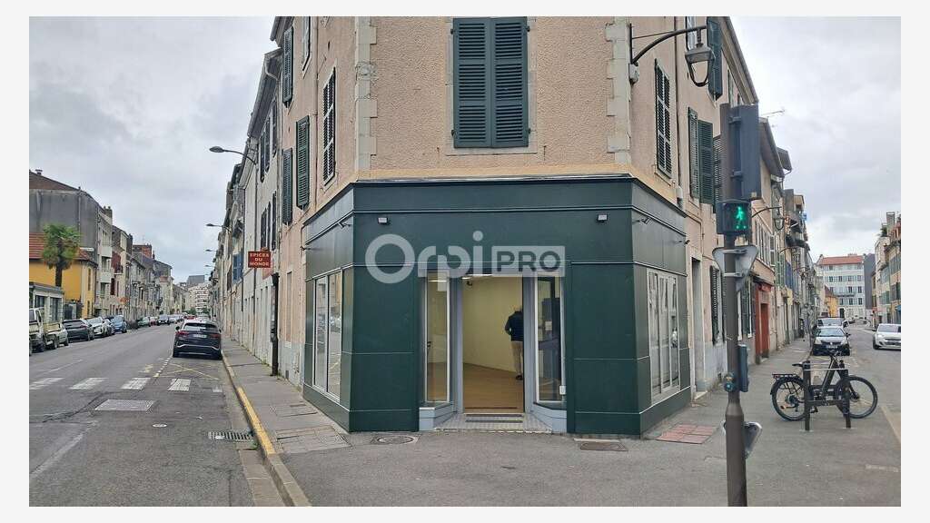 A louer local commercial de 62m² à Pau prox Halles