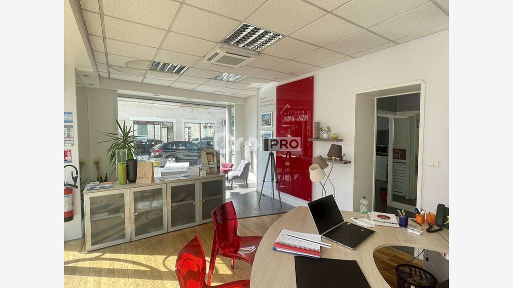 Local 75m² avec grande vitrine à louer à Périgueux