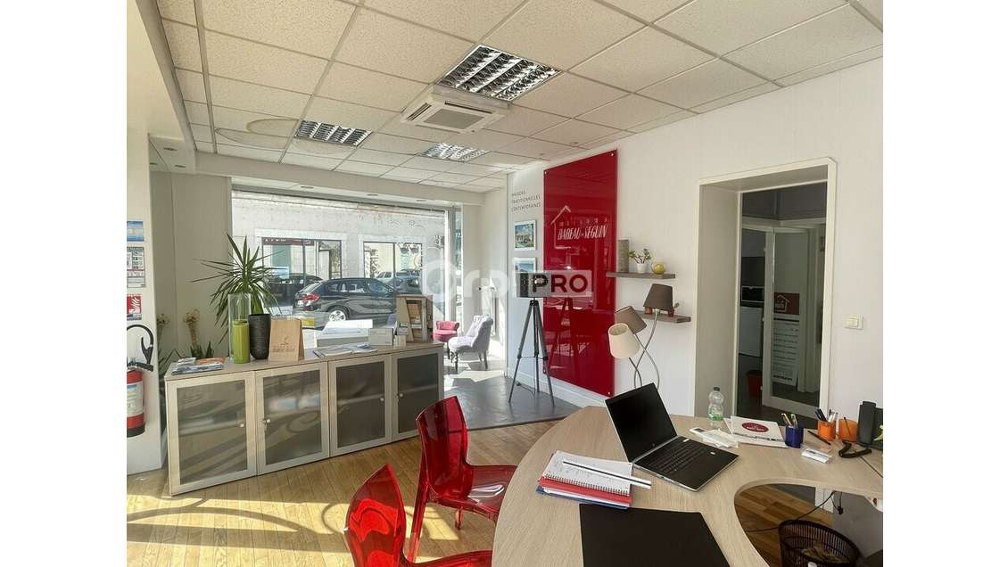 Local 75m² avec grande vitrine à louer à Périgueux