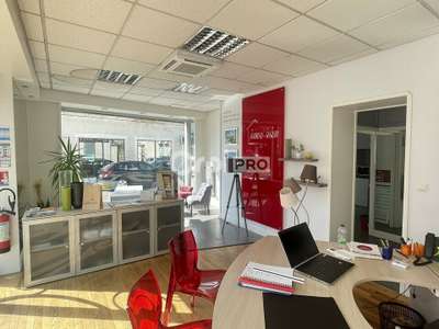 Local 75m² avec grande vitrine à louer à Périgueux