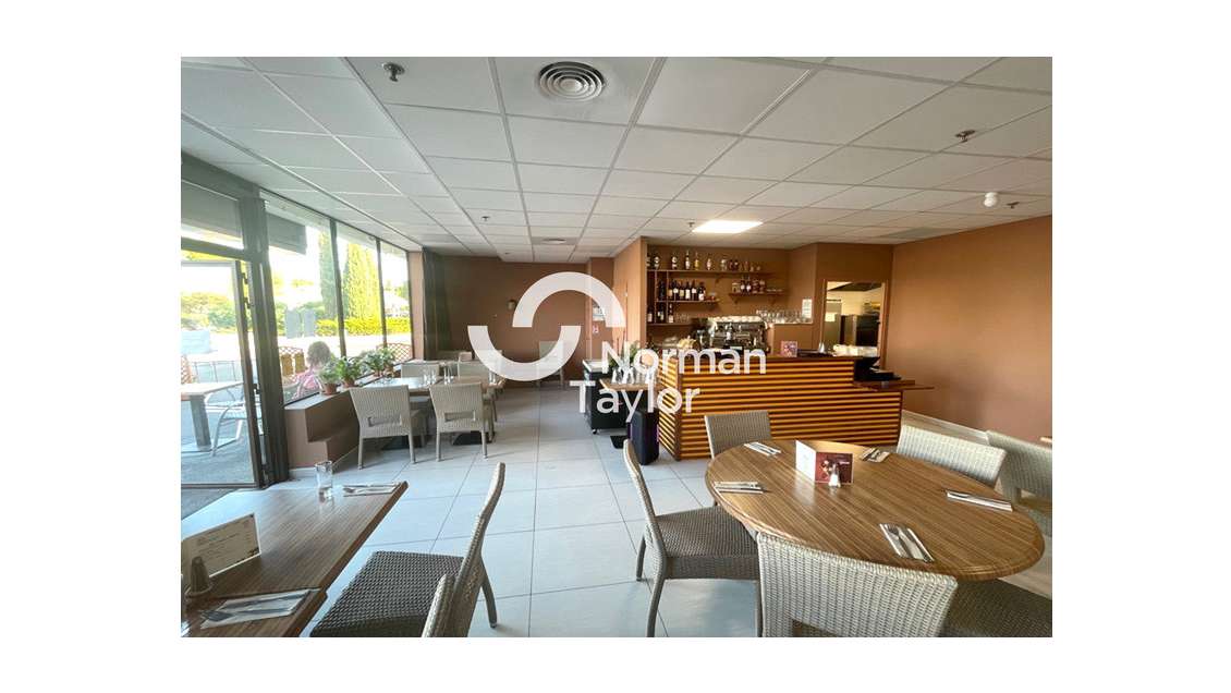 A louer local commercial 102m² à Pérols Auchan